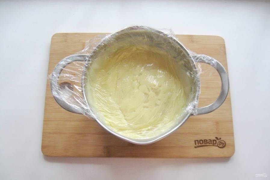 Накройте крем пищевой пленкой стык в стык, чтобы не образовывалась корочка на поверхности крема. Поставьте в холод до остывания.