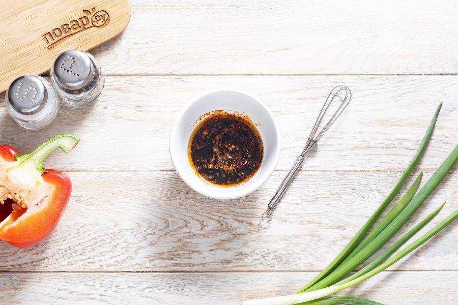 Для заправки смешайте соевый соус с кунжутным маслом и яблочным укусом. Добавьте туда измельченный зубчик чеснока, сахар и смесь из молотых перцев. Все перемешайте.