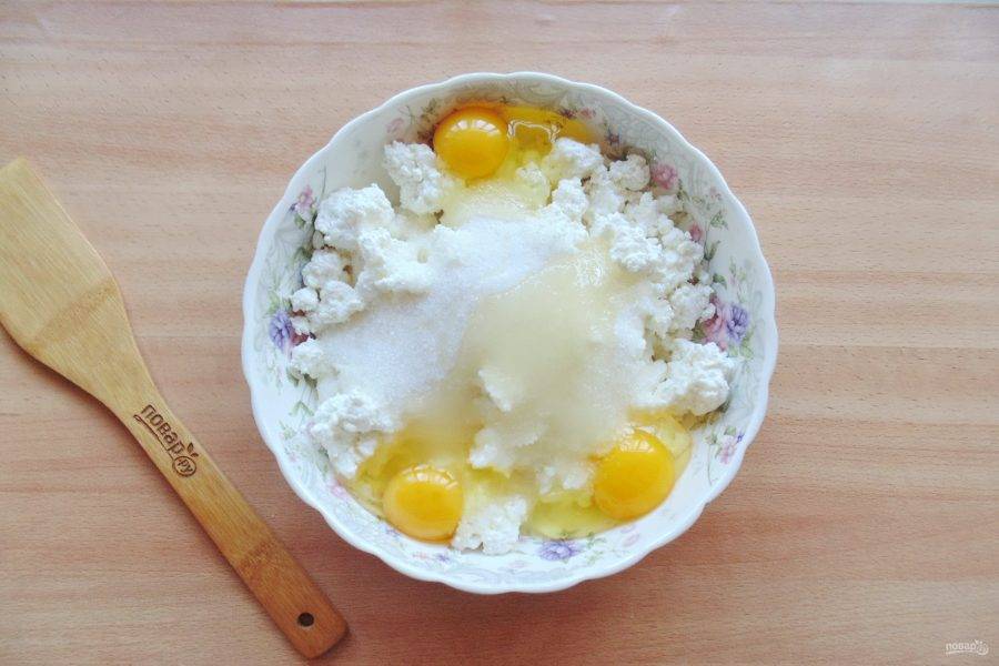 Выложите яйца в творог с сахаром. Добавьте две-три щепотки соли.