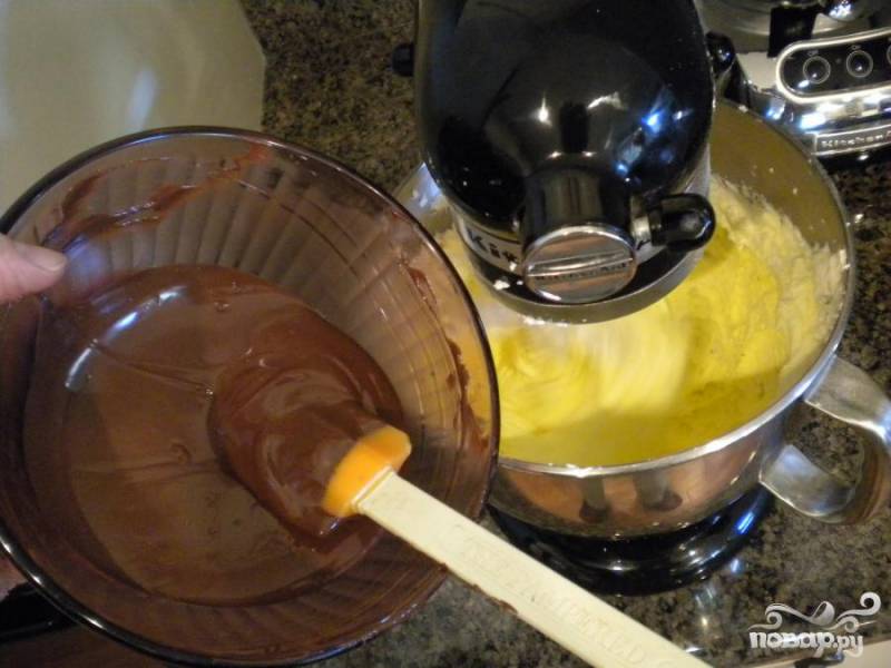 1.	Измельчить шоколад и положить его в посуду для микроволновой печи. Растопить шоколад в микроволновой печи, доставая и перемешивая каждые 45 секунд, чтобы избежать перегрева шоколада. Достать шоколад из микроволновой печи, перемешать. Добавить кукурузную патоку и мешать до однородности. 