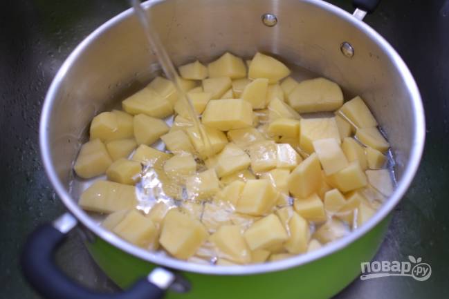 1. В подсоленной воде отварите картофель до мягкости. 