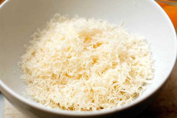 3. Пармезан (можно взять и другой сыр, но этот подходит для соуса идеально) натереть на терке. 