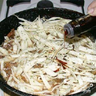 3.	Когда капуста немного обжарится, добавьте соевый соус и влейте 1/3 стакана воды. Прикройте сковороду крышкой и тушите на среднем огне до полуготовности. Не забывайте периодически помешивать капусту.