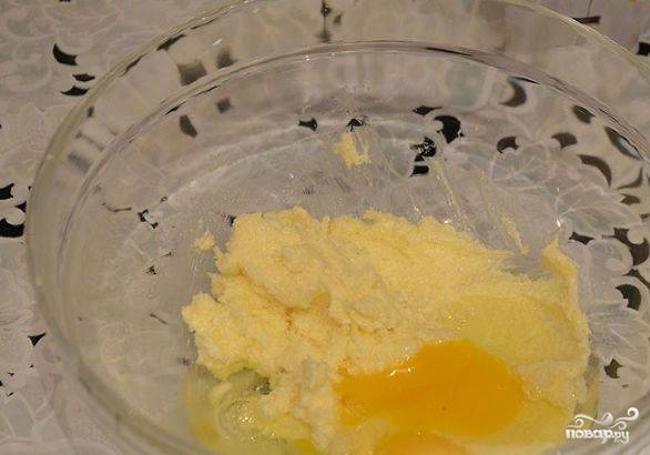 100г. размягчённого масла соедините с сахаром и яйцом. Взбейте смесь миксером, а потом добавьте в неё кефир.