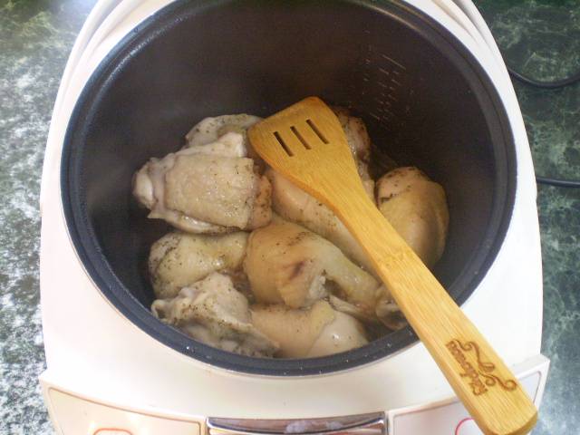 7. Посмотрите на курицу, если крови нет, то можно добавлять картофель.