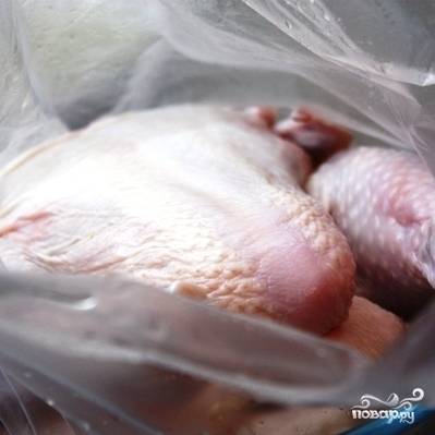 Курицу целиком необходимо хорошо промыть, обсушить и положить в полиэтиленовый пакет.