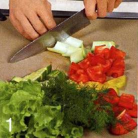 Овощи и зелень промыть, у перцев
вырезать сердцевину. Чеснок почистить.
Порезать овощи крупными кусками.
