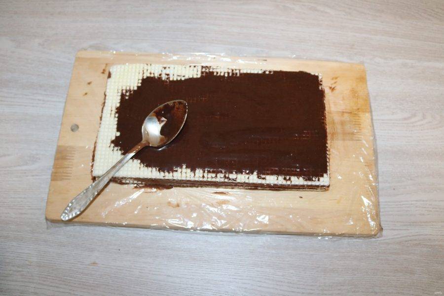 Верх торта промажьте шоколадной массой, которую оставляли заранее.