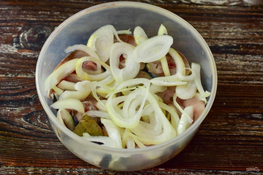 Маринованная скумбрия с луком, уксусом и маслом простой рецепт пошаговый