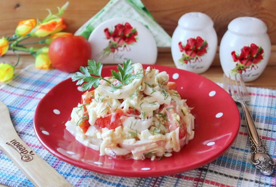 Салат с кальмарами, помидорами и сыром готов. Подавайте на закуску.
