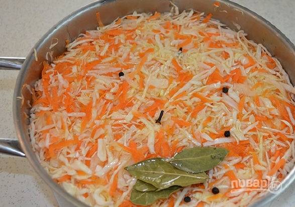 6. Залейте маринадом салат.