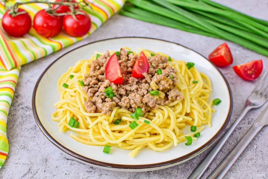 Выложите на тарелку спагетти, в центр добавьте мясной фарш. Приятного аппетита!