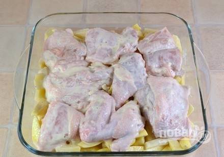 Выложите курицу поверх картофеля. Оставьте всё мариноваться на 30 минут.