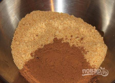 Добавляем к крошке какао и перемешаем. Если печенье не очень сладкое, можно добавить 1-2 ложки сахарной пудры.