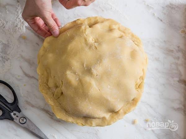 10. Плотно защипите края, удалив лишнее тесто. Вот такой аппетитный бабушкин яблочный пирог в домашних условиях получается.