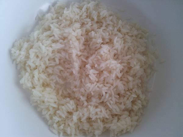 1. Рис нужно промыть и отправить в кастрюлю с водой. После закипания немного подсолите его и варите на 2-3 минуты меньше, чем обычно. Затем остудите его немного. 