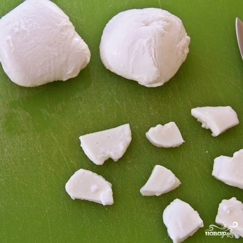 Сыр моцарелла либо режем на крохотные кусочки ножом, либо вообще рвем пальцами.