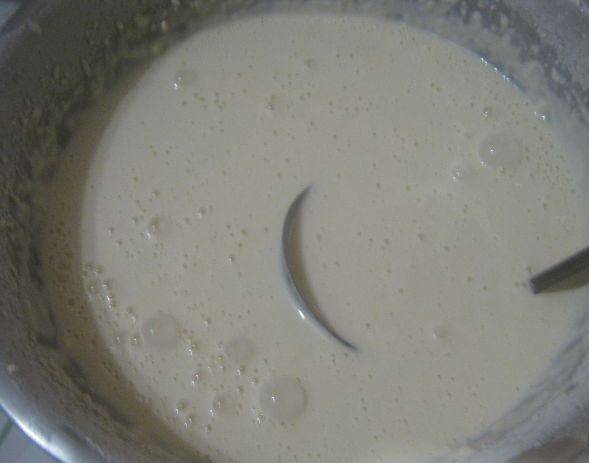 Молоко доведите до кипения. Вводим постепенно в тесто. Потом масло растительное. Тщательно перемешиваем.