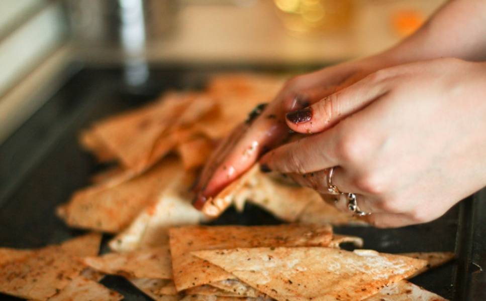 1. Лаваш нарезаем произвольными кусочками, сбрызгиваем маслом (так специи лучше прилипнут) и обильно посыпаем специями.