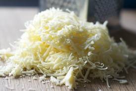 Сыр также натираем на терке. 