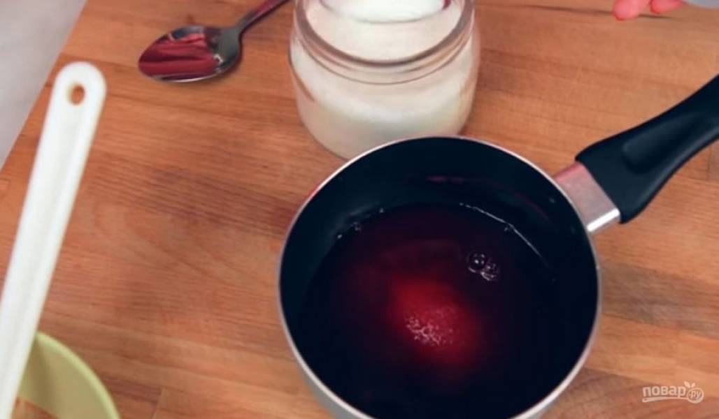 2. Когда ягоды будут готовы, протрите их через сито, чтобы получить сок. Добавьте к нему сахар и поставьте на огонь, доведите до кипения и немного выпарите жидкость. 