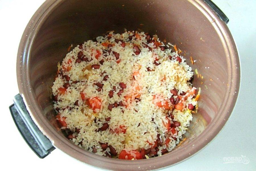 Промытый рис и фасоль. Если у вас фасоль не консервированная, то предварительно ее можно отварить до полуготовности.
