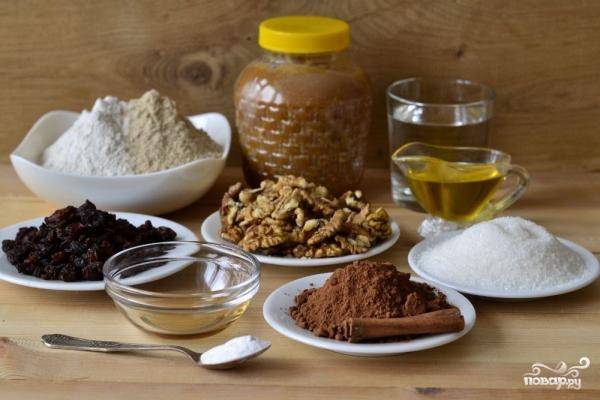 1. Вот перед вами полный набор ингредиентов, которые потребуются, чтобы повторить этот простой рецепт коврижки с орехами на вашей кухне. 