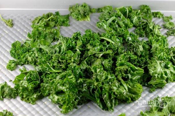 2. Вымойте капусту и нарубите ее небольшими кусочками, посолите и поперчите ее, полейте несколькими каплями оливкового масла.