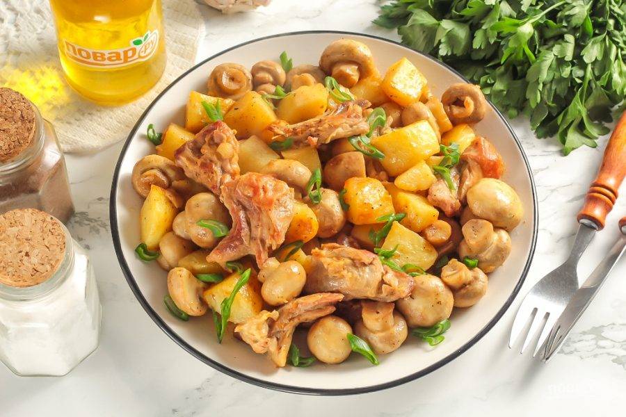 Выложите баранину с картофелем и грибами на тарелку и подайте к столу горячей. По желанию можно присыпать блюдо измельченной зеленью.