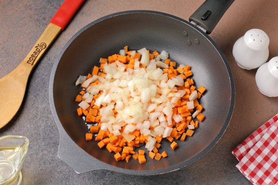 В сковороде разогрейте растительное масло, выложите нарезанные кубиками лук и морковь. Обжарьте овощи до мягкости.