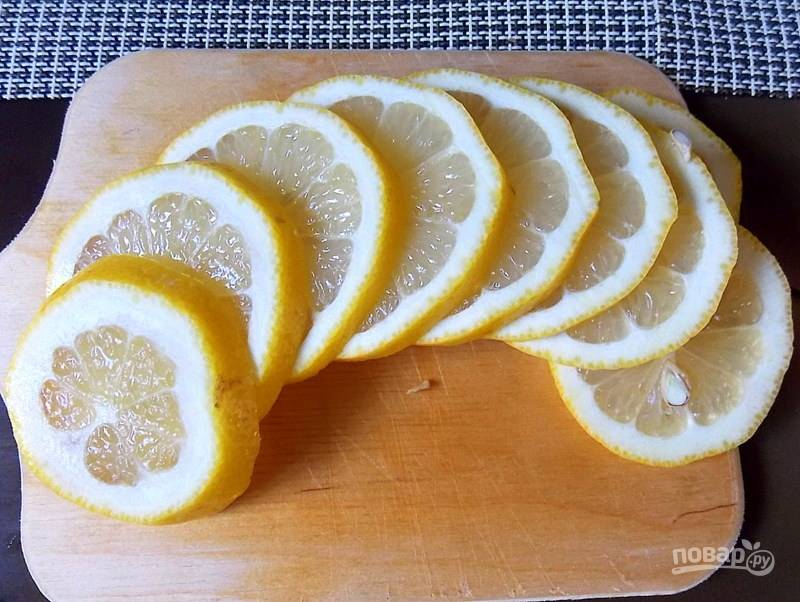 Порежьте лимон дольками.