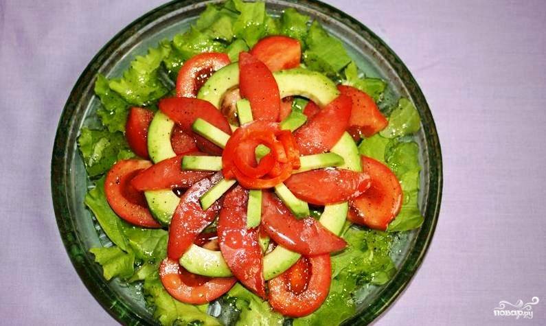 Салат с красной рыбой и помидорами 