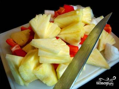 4. Нарежьте мякоть ананаса некрупными кусочками, предварительно очистив его от корки.
