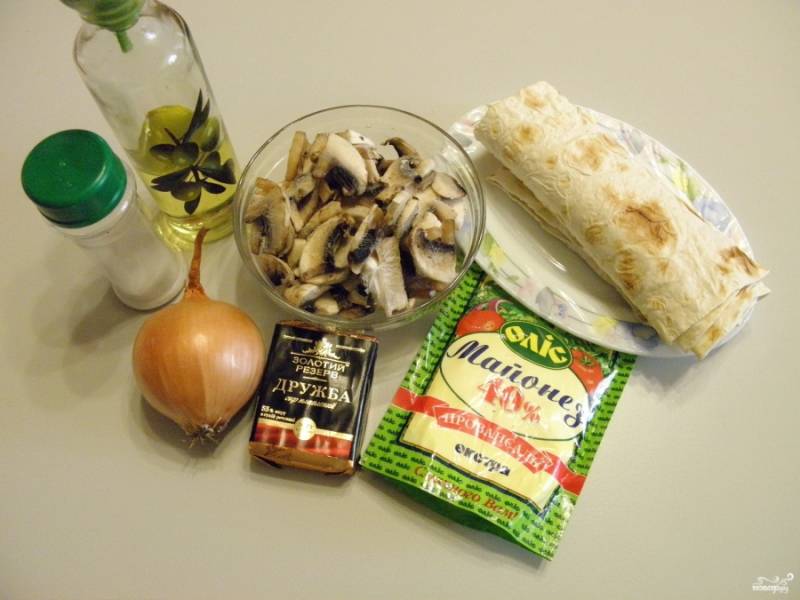 Подготовьте продукты для закуски. Грибы подойдут как свежие, так и мороженые. Свежие грибы вымойте и порежьте тонкими пластинками.