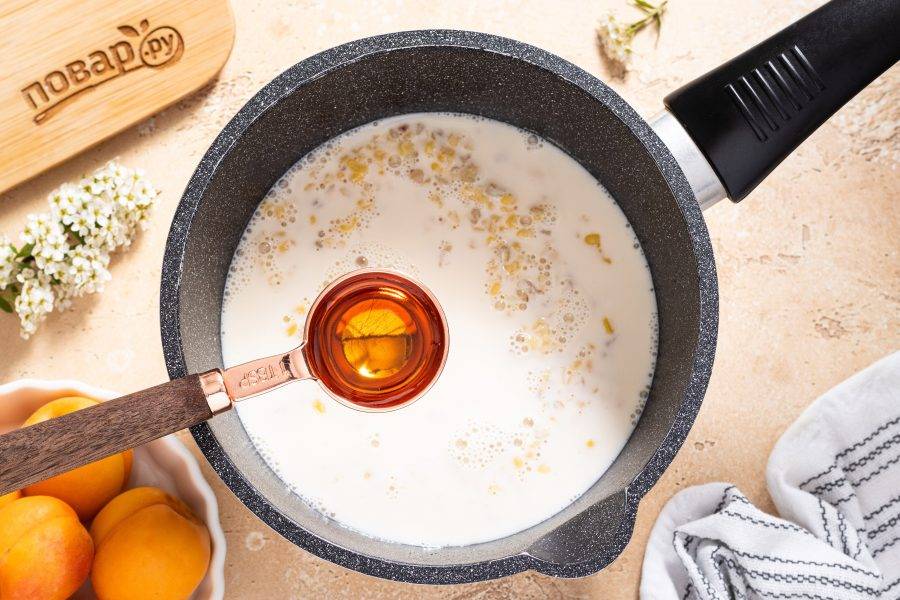 Добавьте по вкусу мед или сладкий сироп. У меня сироп топинамбура. Варите кашу на умеренном огне еще 10-12минут.