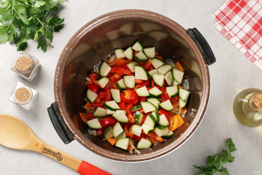 Затем добавьте нарезанный кабачок и болгарский перец. Нарезка овощей произвольная, но старайтесь нарезать не слишком мелко, иначе овощи превратятся в кашу.