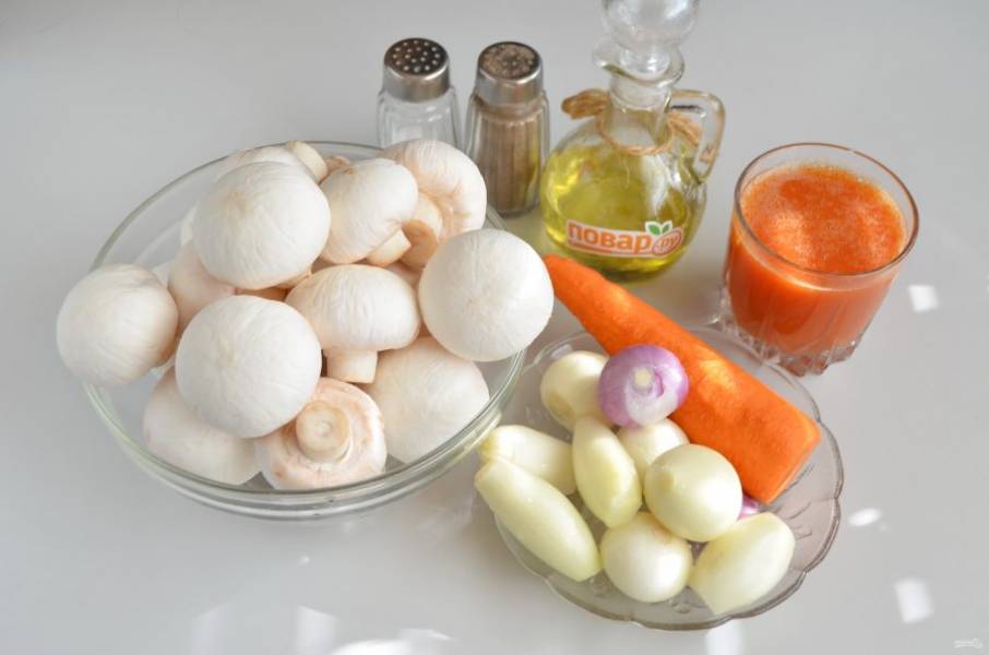 1. Подготовьте продукты. Вымойте, очистите овощи и грибы. Приступим!