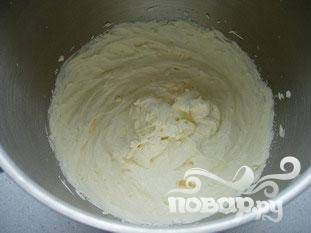 В миску добавить 250 г маскарпоне, 250 г сливок, 2 яйца, 100 г сахарной пудры и 3 столовые ложки амаретто. Взбить до густоты крема.