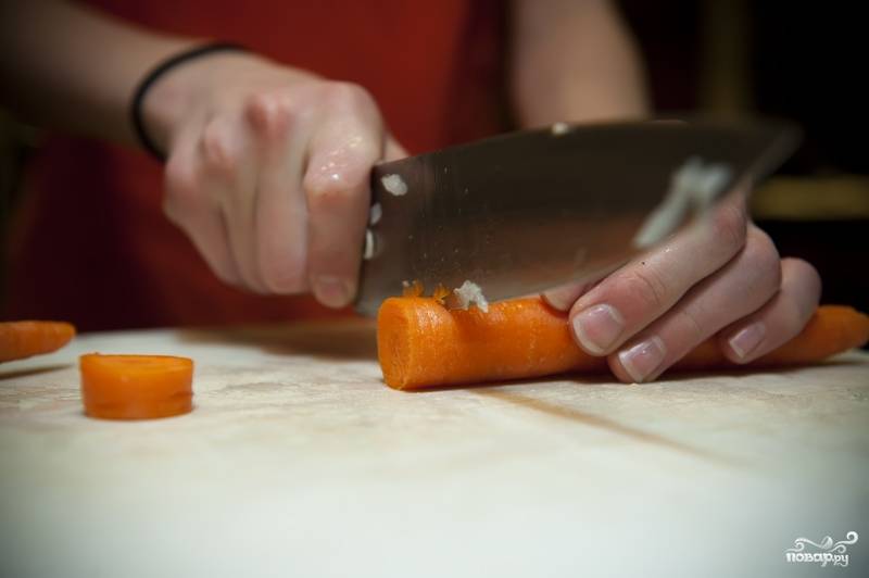 Очистите и нарежьте морковь.