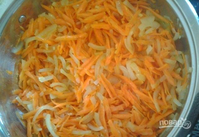 Потом добавьте к луку морковь. Обжарьте овощи вместе 10-12 минут.