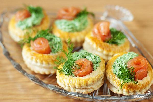 Тарталетки с зеленой начинкой и копченым лососем - Рецепты - Hochland