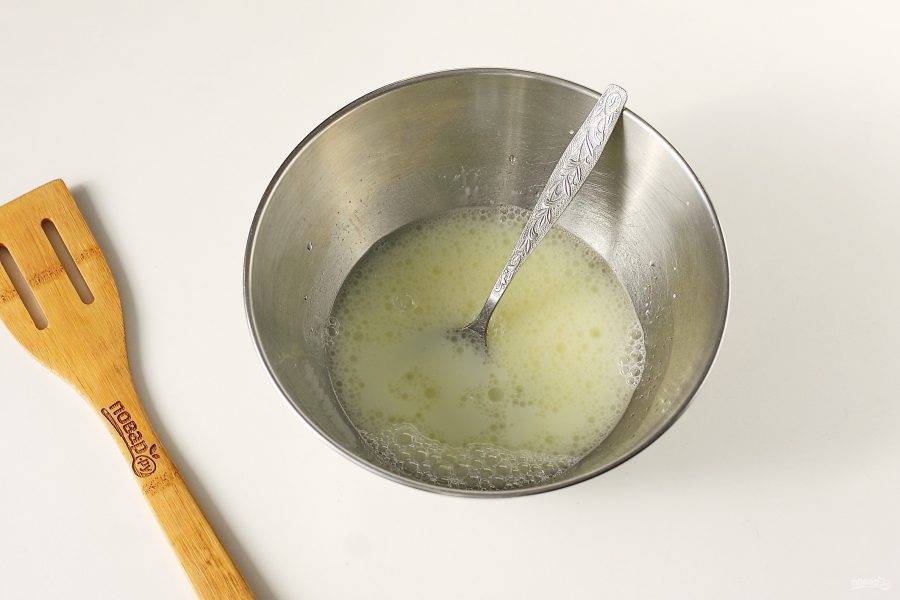 Пока картофель варится, приготовьте тесто. Воду налейте в глубокую миску, добавьте растительное масло, соль и яйцо. Взбейте все ложкой или венчиком.