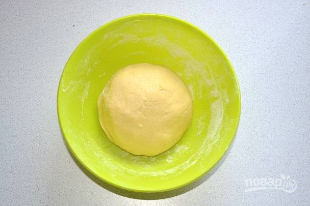 Замесите тесто и оставьте его на 15-20 минут.