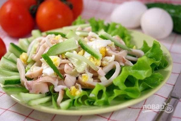 Салат с кальмарами и яблоком