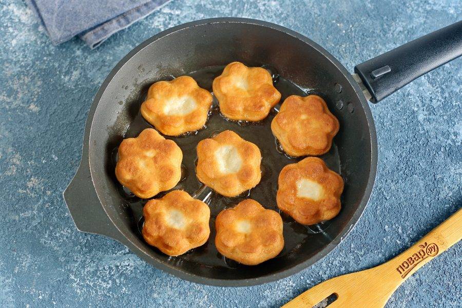 Пышки на сковороде. Пышки с сахаром на сковороде. Сладкое на сковороде. Легкая выпечка на сковородке.