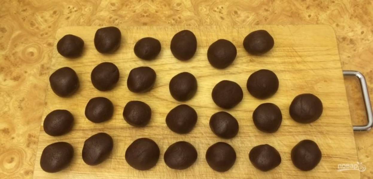 4. Разделите каждый жгут на кусочки и скатайте шарики размером с грецкий орех. Просейте оставшуюся сахарную пудру и обвалите в ней каждый шарик.
