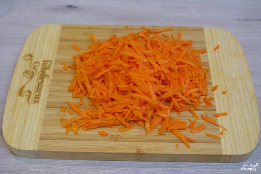 Морковь очистите и натрите на терке.