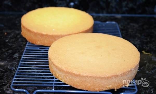Запекайте бисквит при 180-200 градусах в течение 30 минут. Можете сделать его сразу в двух формах, а можно потом разрезать на две части.