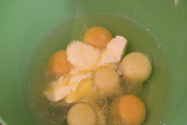 В миске взбейте яйца, сахар и сливочное масло.