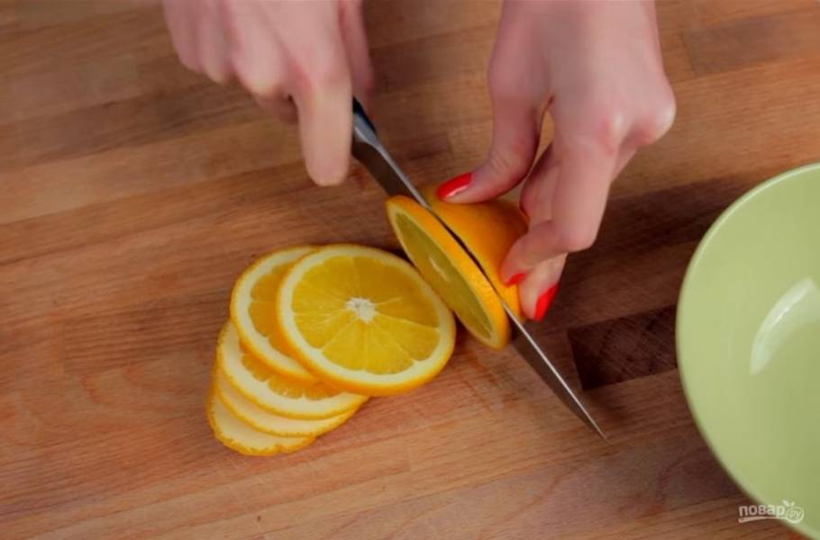 1. Для начала нарежьте апельсины на кружочки и опустите их в кипящую воду на три минуты, чтобы из них вышла излишняя горечь. 